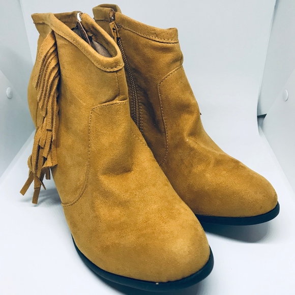 Brand new Shoedazzle Fringe Camel Booties size 8.5 - Picture 1 of 7